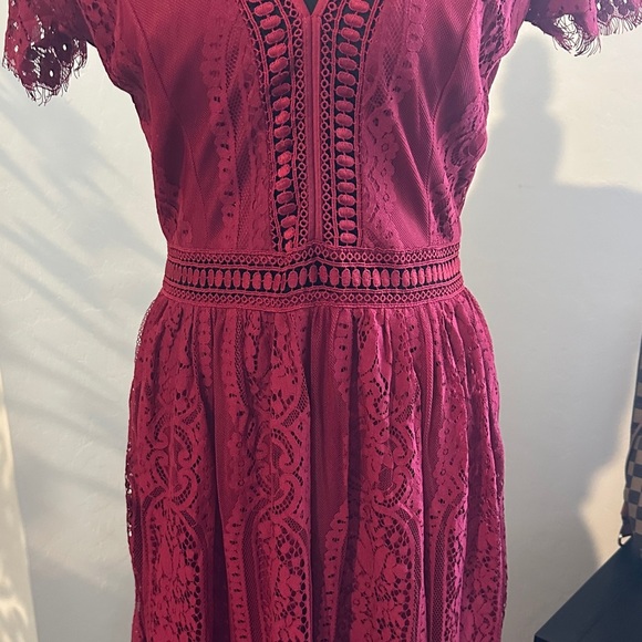 Elegant Lace Maxi Dress in Deep Red - Picture 3 of 7